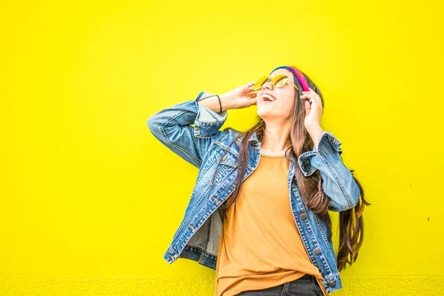 Girl listening to music with headphones.